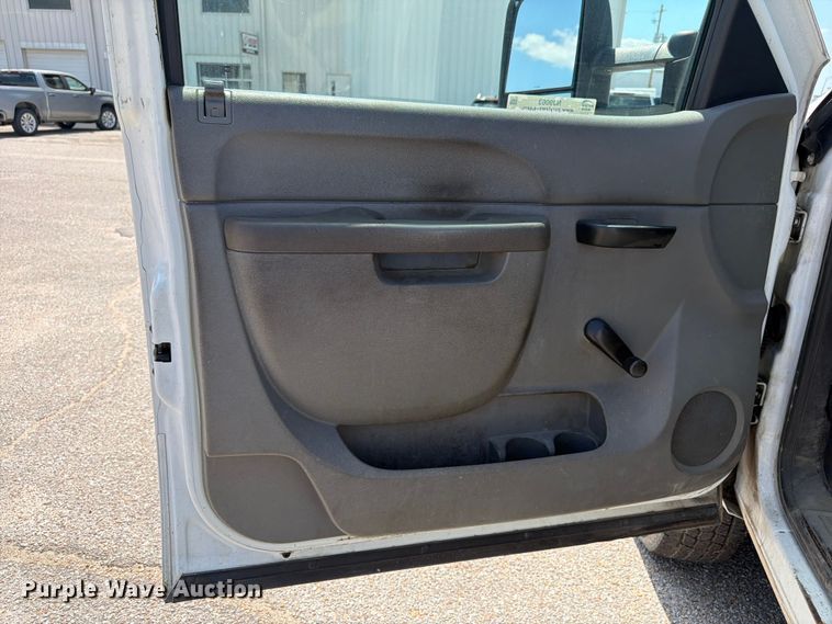 image for item NJ9063 2011 Chevrolet Silverado 2500 pickup truck cab and chassis