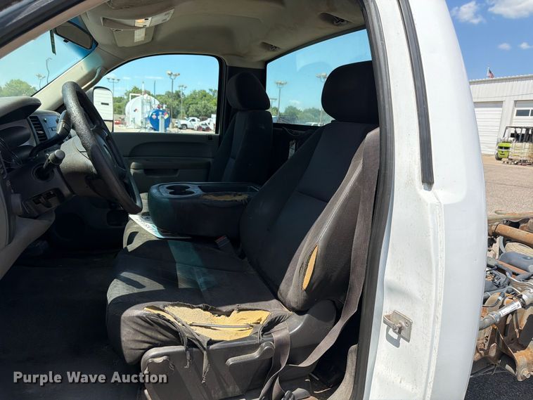 image for item NJ9063 2011 Chevrolet Silverado 2500 pickup truck cab and chassis