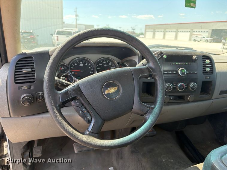 image for item NJ9063 2011 Chevrolet Silverado 2500 pickup truck cab and chassis