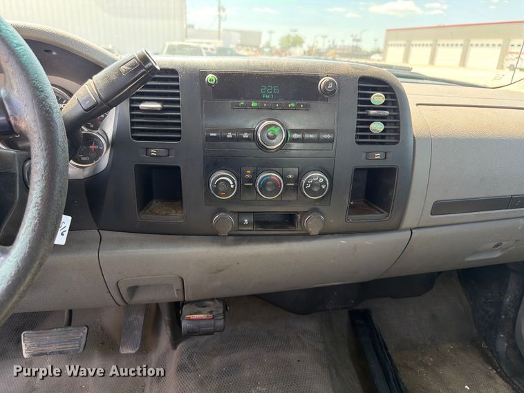 image for item NJ9063 2011 Chevrolet Silverado 2500 pickup truck cab and chassis