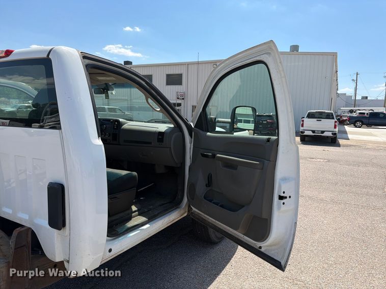 image for item NJ9063 2011 Chevrolet Silverado 2500 pickup truck cab and chassis