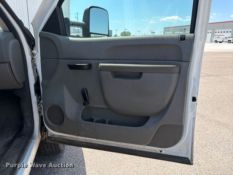 image for item NJ9063 2011 Chevrolet Silverado 2500 pickup truck cab and chassis