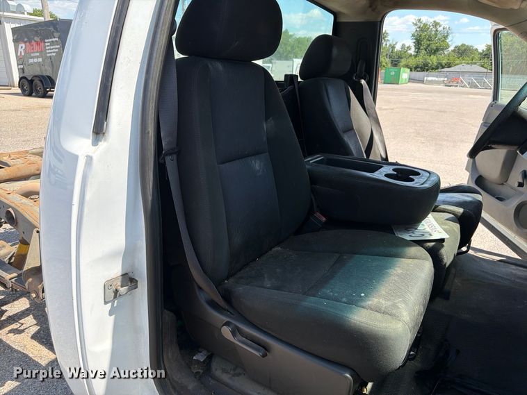 image for item NJ9063 2011 Chevrolet Silverado 2500 pickup truck cab and chassis