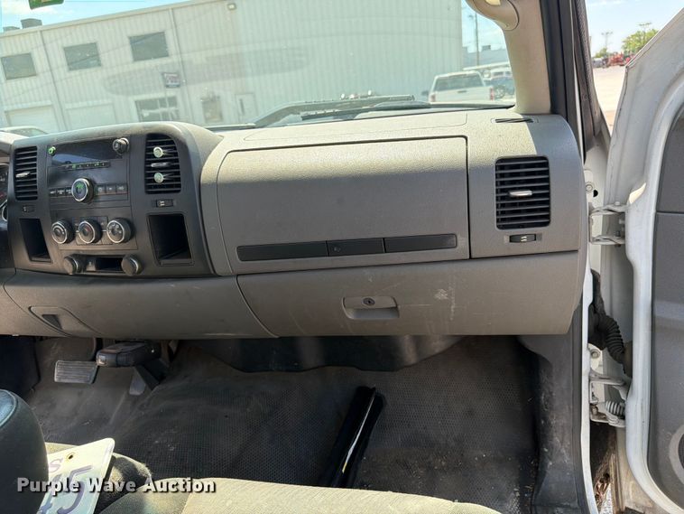 image for item NJ9063 2011 Chevrolet Silverado 2500 pickup truck cab and chassis