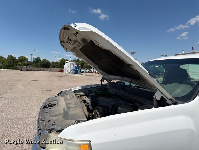 image for item NJ9063 2011 Chevrolet Silverado 2500 pickup truck cab and chassis