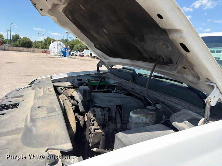 image for item NJ9063 2011 Chevrolet Silverado 2500 pickup truck cab and chassis