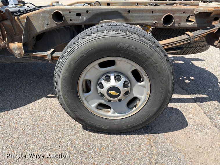 image for item NJ9063 2011 Chevrolet Silverado 2500 pickup truck cab and chassis
