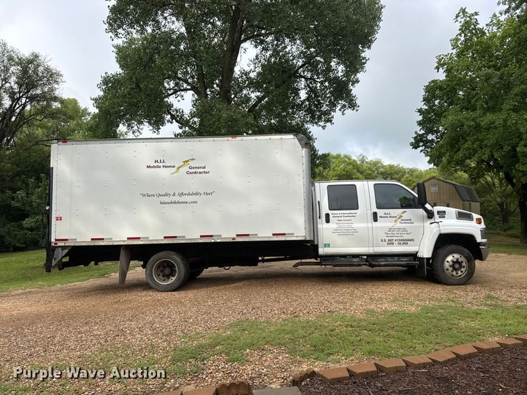 image for item NJ9166 2006 GMC C5500 Crew Cab box truck