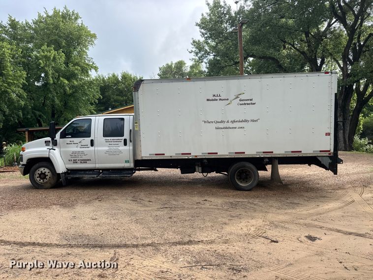 image for item NJ9166 2006 GMC C5500 Crew Cab box truck