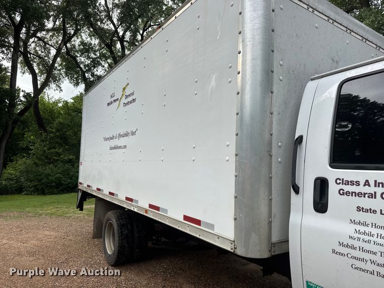 image for item NJ9166 2006 GMC C5500 Crew Cab box truck