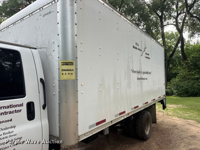 image for item NJ9166 2006 GMC C5500 Crew Cab box truck