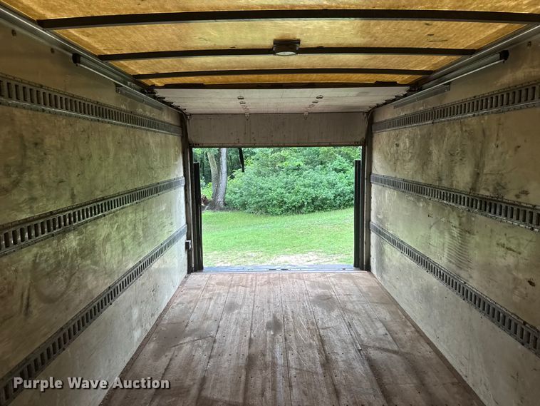 image for item NJ9166 2006 GMC C5500 Crew Cab box truck