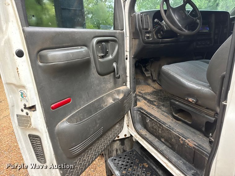 image for item NJ9166 2006 GMC C5500 Crew Cab box truck