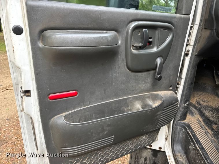 image for item NJ9166 2006 GMC C5500 Crew Cab box truck