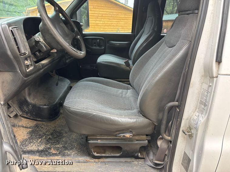 image for item NJ9166 2006 GMC C5500 Crew Cab box truck