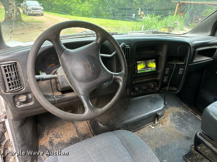 image for item NJ9166 2006 GMC C5500 Crew Cab box truck