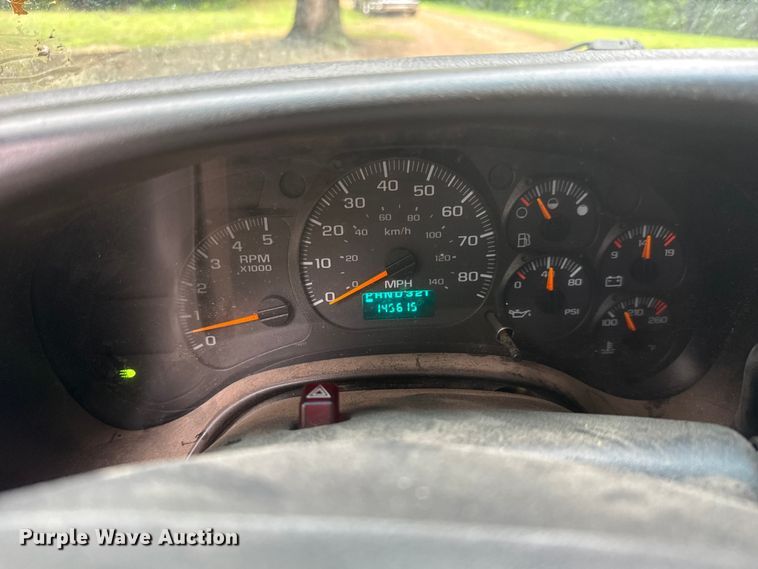 image for item NJ9166 2006 GMC C5500 Crew Cab box truck