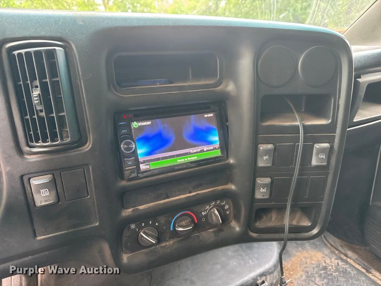 image for item NJ9166 2006 GMC C5500 Crew Cab box truck