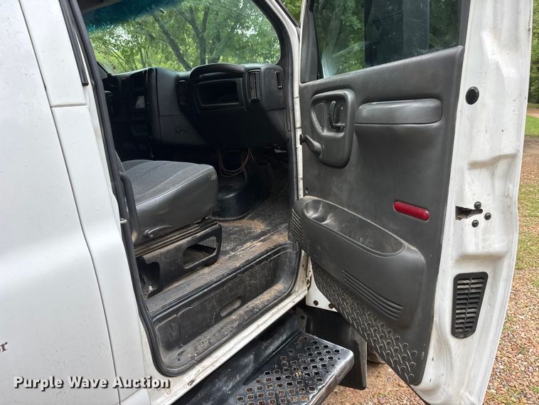 image for item NJ9166 2006 GMC C5500 Crew Cab box truck
