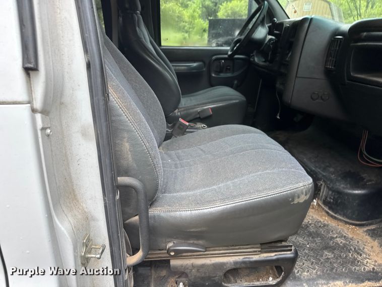 image for item NJ9166 2006 GMC C5500 Crew Cab box truck