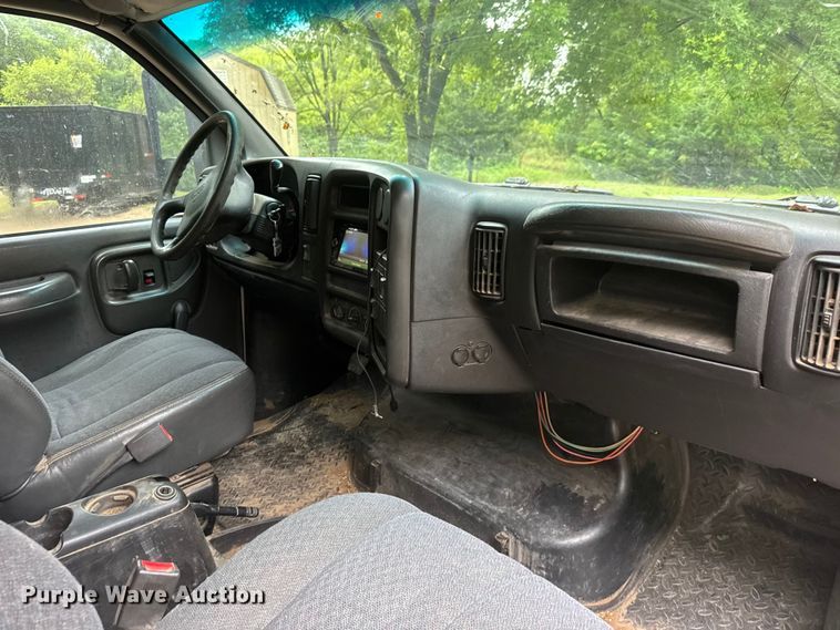 image for item NJ9166 2006 GMC C5500 Crew Cab box truck