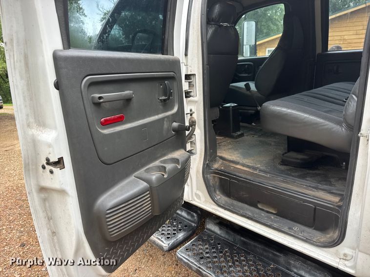 image for item NJ9166 2006 GMC C5500 Crew Cab box truck