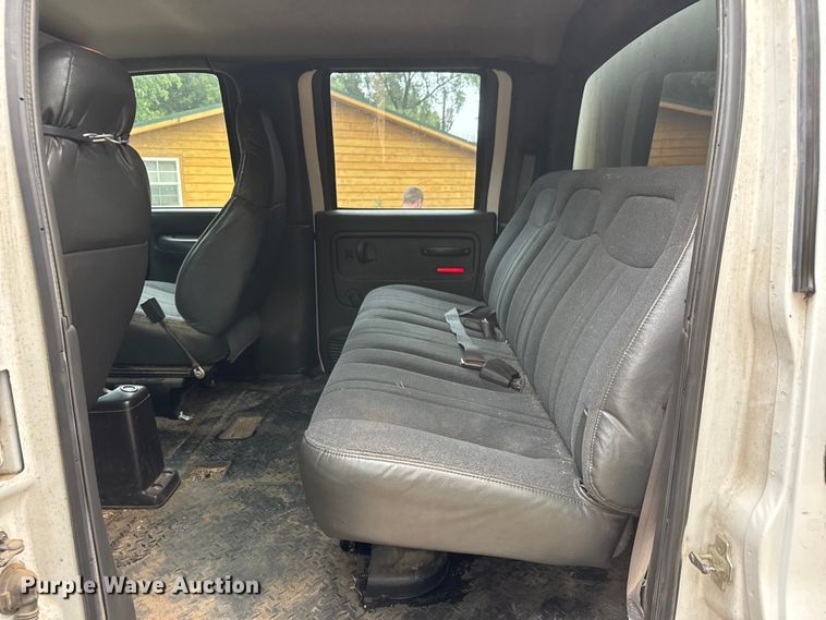 image for item NJ9166 2006 GMC C5500 Crew Cab box truck