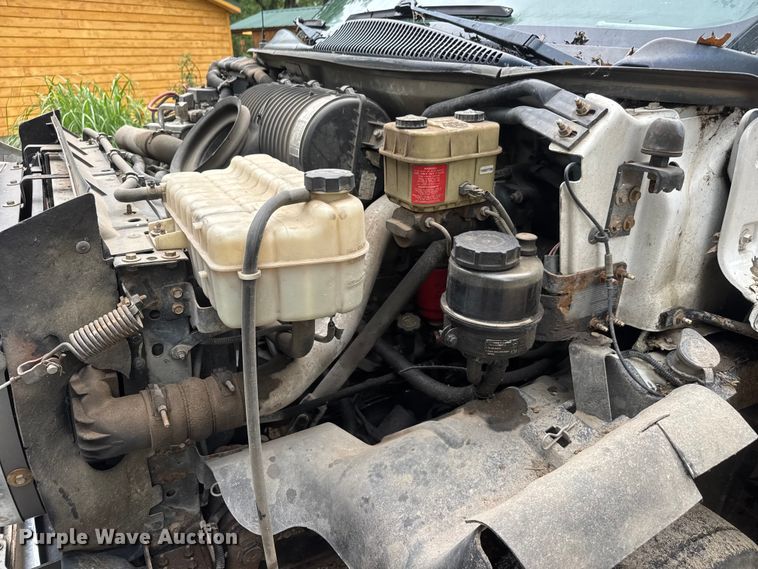image for item NJ9166 2006 GMC C5500 Crew Cab box truck