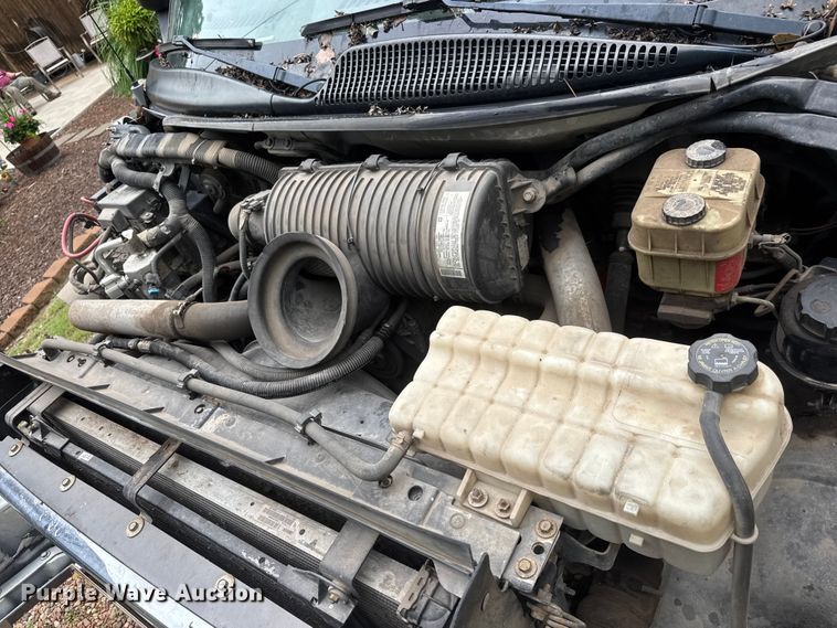 image for item NJ9166 2006 GMC C5500 Crew Cab box truck