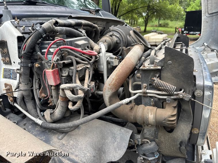 image for item NJ9166 2006 GMC C5500 Crew Cab box truck