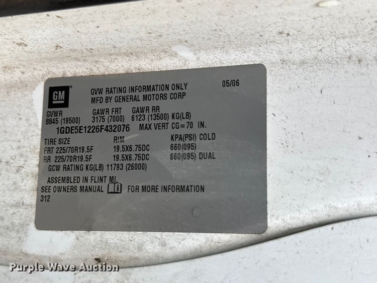image for item NJ9166 2006 GMC C5500 Crew Cab box truck