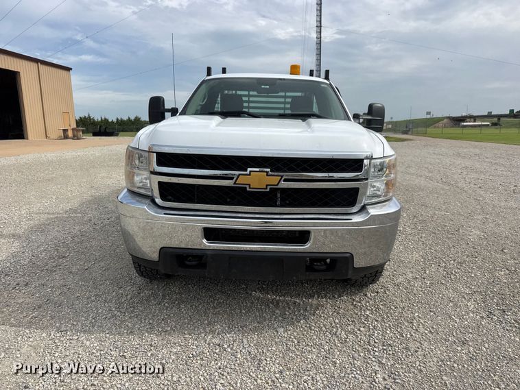 image for item NJ9196 2012 Chevrolet Silverado 3500HD flatbed pickup truck