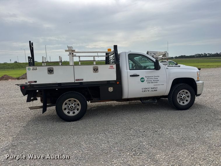 image for item NJ9196 2012 Chevrolet Silverado 3500HD flatbed pickup truck