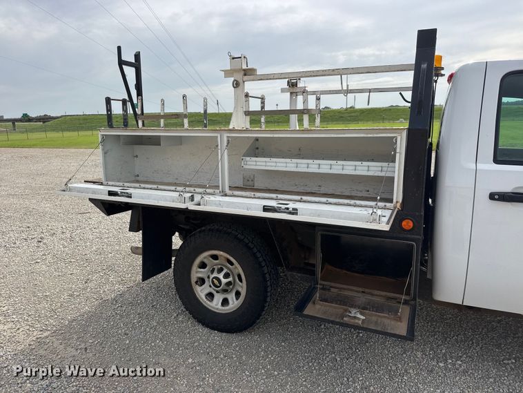 image for item NJ9196 2012 Chevrolet Silverado 3500HD flatbed pickup truck