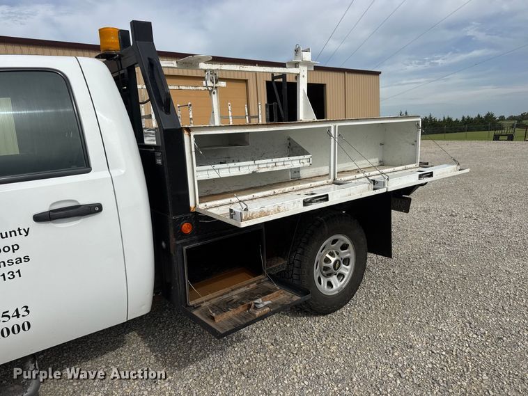 image for item NJ9196 2012 Chevrolet Silverado 3500HD flatbed pickup truck