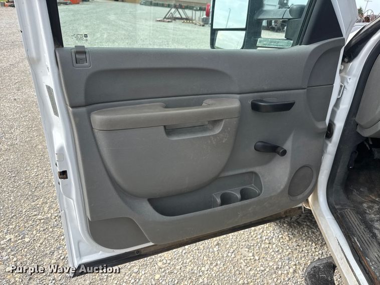 image for item NJ9196 2012 Chevrolet Silverado 3500HD flatbed pickup truck