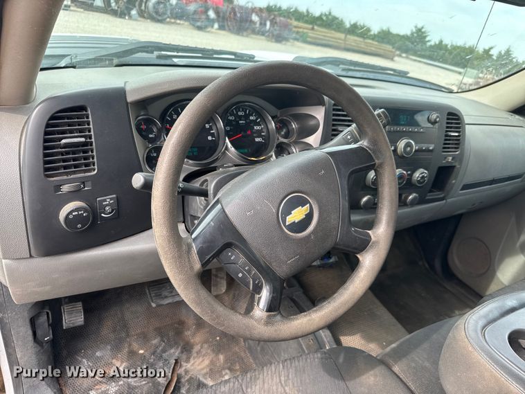 image for item NJ9196 2012 Chevrolet Silverado 3500HD flatbed pickup truck