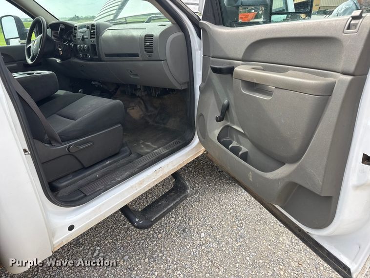 image for item NJ9196 2012 Chevrolet Silverado 3500HD flatbed pickup truck