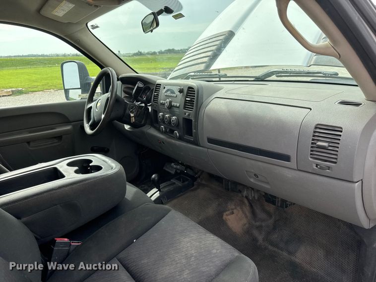 image for item NJ9196 2012 Chevrolet Silverado 3500HD flatbed pickup truck