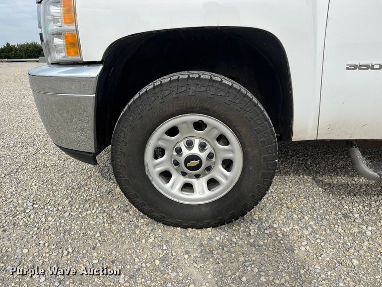 image for item NJ9196 2012 Chevrolet Silverado 3500HD flatbed pickup truck