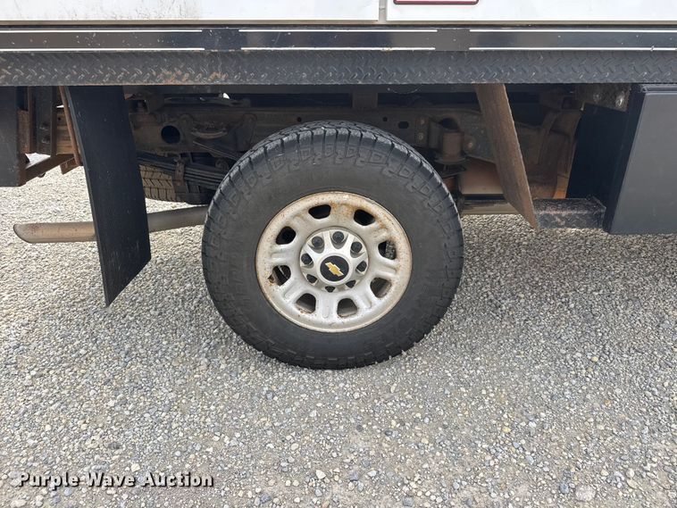 image for item NJ9196 2012 Chevrolet Silverado 3500HD flatbed pickup truck