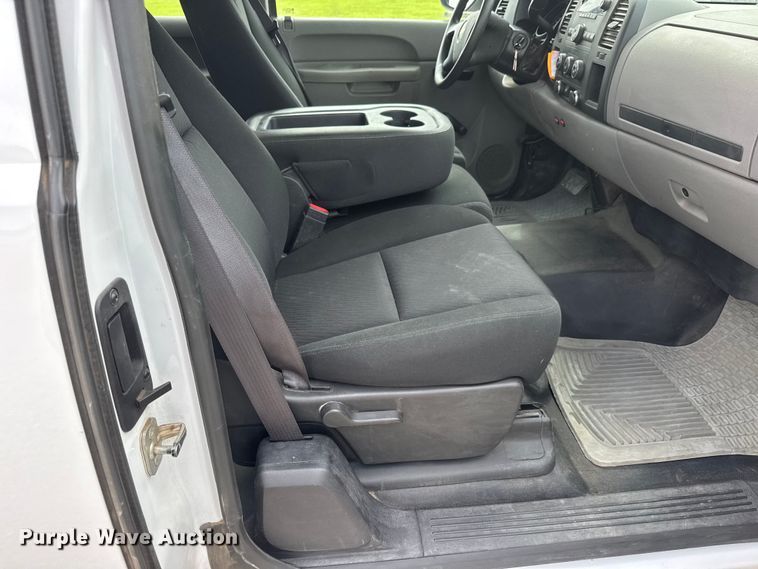 image for item NJ9197 2012 Chevrolet Silverado 1500 Ext. Cab pickup truck