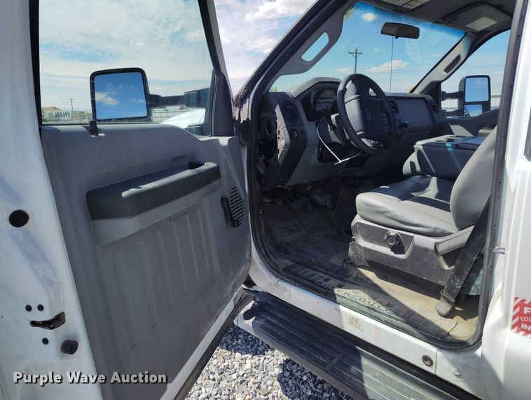 image for item YA2836 2015 Ford F350 Super Duty flatbed pickup truck