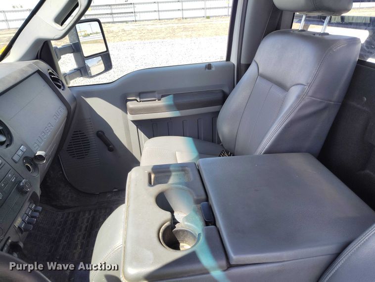 image for item YA2836 2015 Ford F350 Super Duty flatbed pickup truck