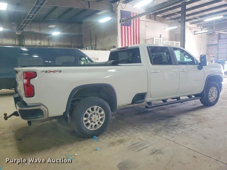 image for item YA3407 2022 Chevrolet Silverado 3500HD Crew Cab pickup truck