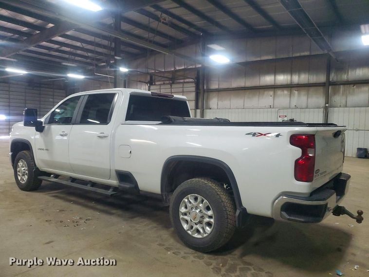 image for item YA3407 2022 Chevrolet Silverado 3500HD Crew Cab pickup truck