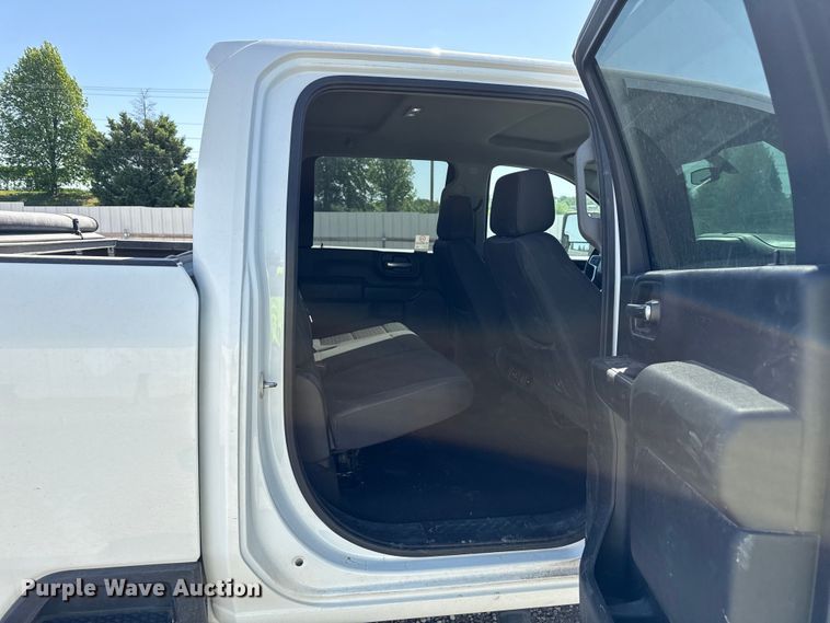 image for item YA3407 2022 Chevrolet Silverado 3500HD Crew Cab pickup truck