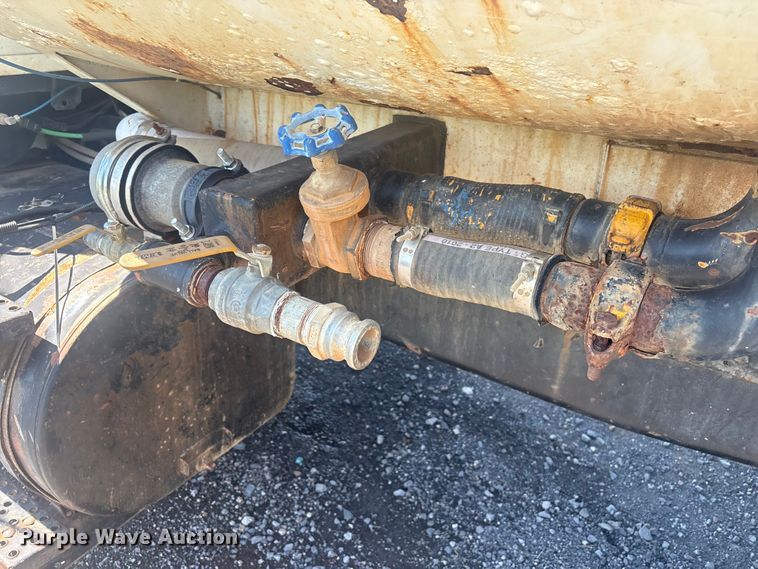 image for item DJ7934 1995 Ford L8000 water truck
