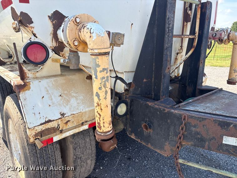 image for item DJ7934 1995 Ford L8000 water truck