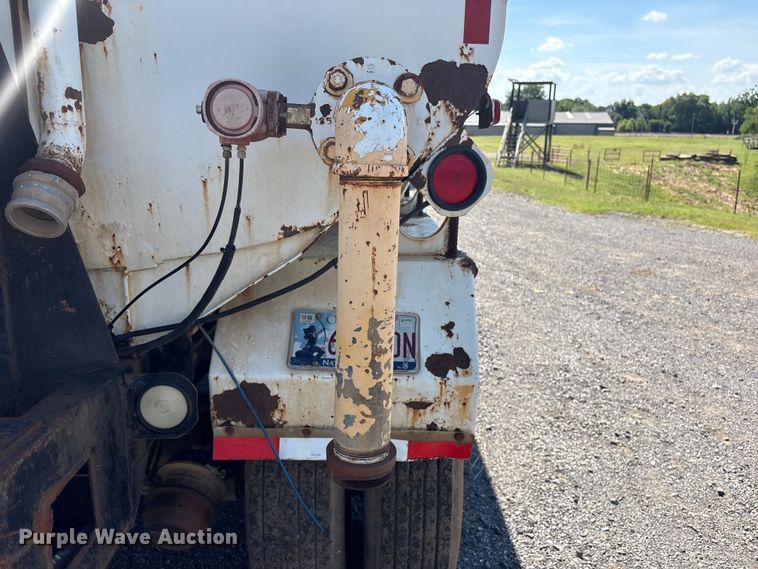 image for item DJ7934 1995 Ford L8000 water truck